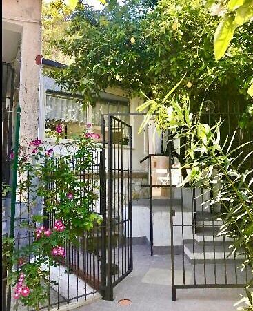 Garden House Apartments In Наполи Екстериор снимка