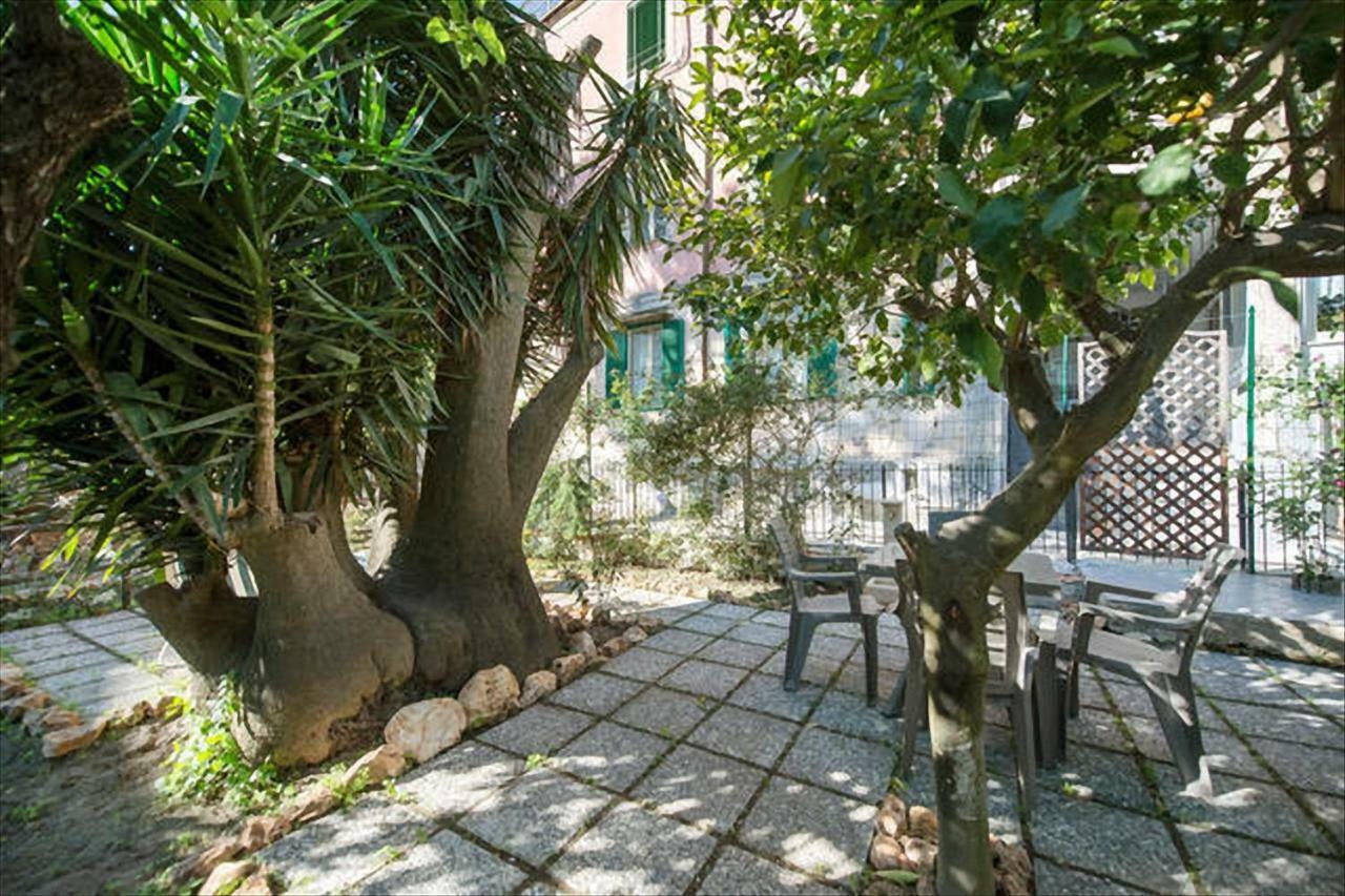 Garden House Apartments In Наполи Екстериор снимка