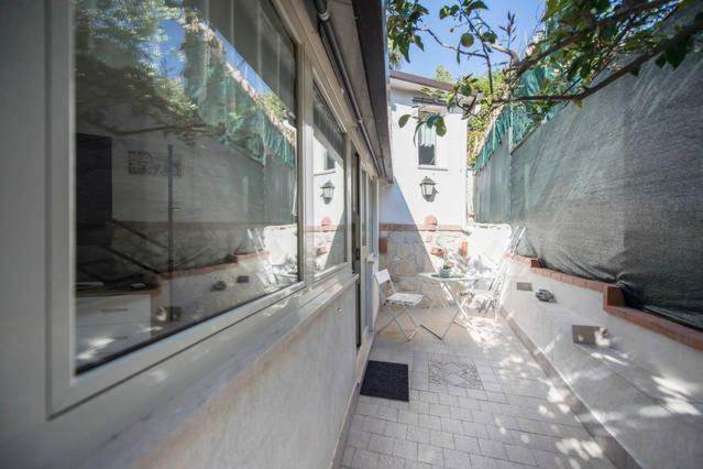 Garden House Apartments In Наполи Екстериор снимка