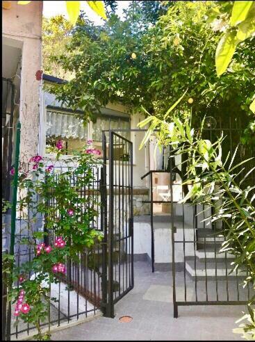 Garden House Apartments In Наполи Екстериор снимка